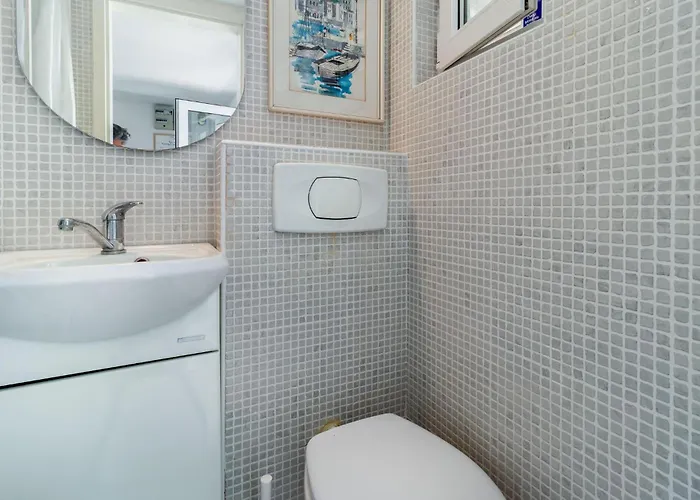 Hébergement de vacances 2 Bedroom Cozy In Jadranovo